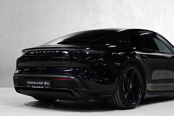 Porsche Taycan 9 of 30