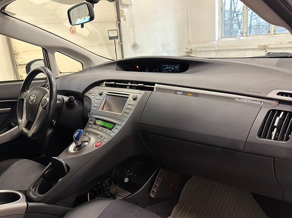 Toyota Prius Plug-in Hybrid 18 of 30