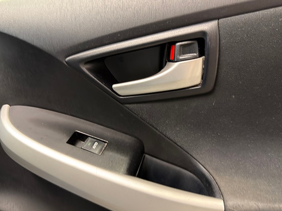 Toyota Prius Plug-in Hybrid 26 of 30