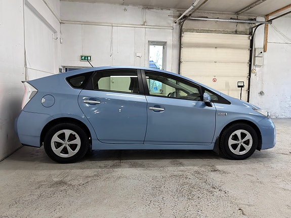 Toyota Prius Plug-in Hybrid 10 of 30