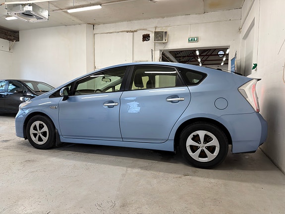 Toyota Prius Plug-in Hybrid 4 of 30