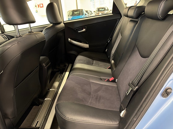 Toyota Prius Plug-in Hybrid 27 of 30