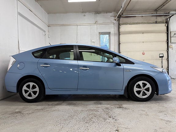 Toyota Prius Plug-in Hybrid 9 of 30