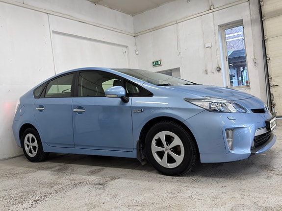 Toyota Prius Plug-in Hybrid 8 of 30