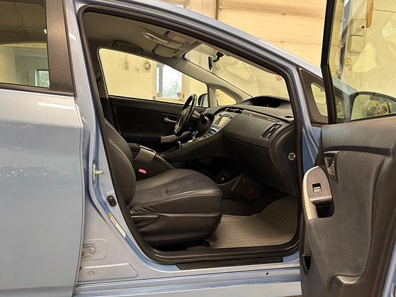 Toyota Prius Plug-in Hybrid 16 of 30