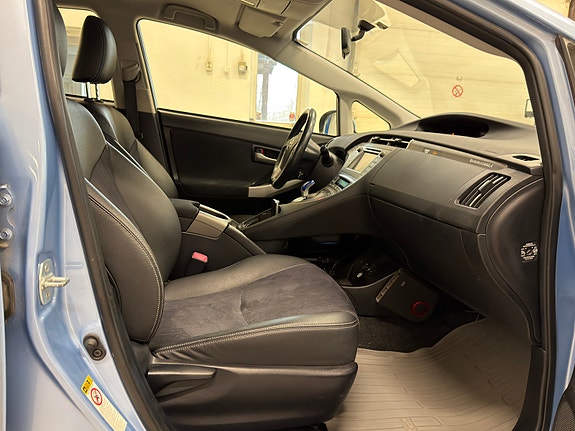 Toyota Prius Plug-in Hybrid 15 of 30