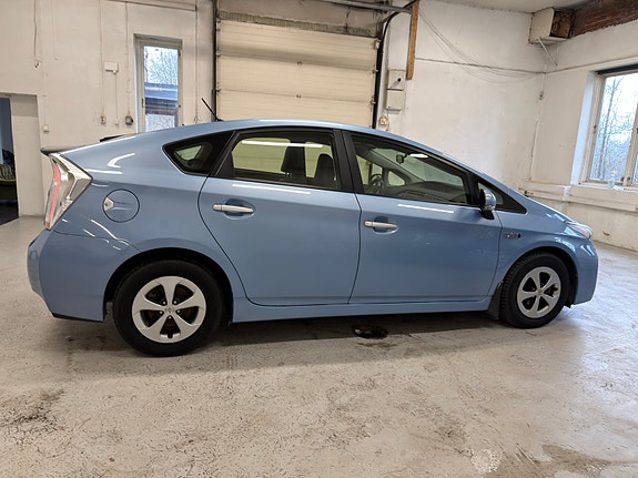 Toyota Prius Plug-in Hybrid 13 of 30