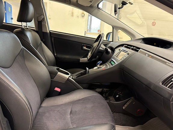 Toyota Prius Plug-in Hybrid 17 of 30