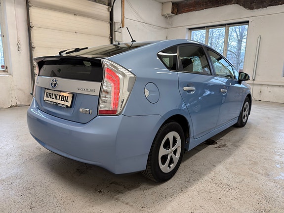 Toyota Prius Plug-in Hybrid 11 of 30