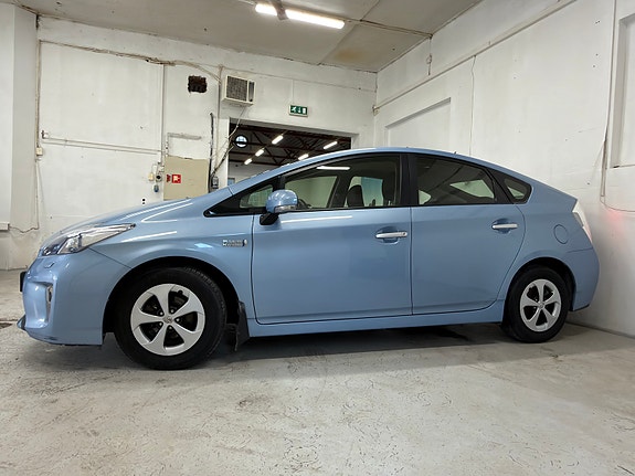 Toyota Prius Plug-in Hybrid 2 of 30