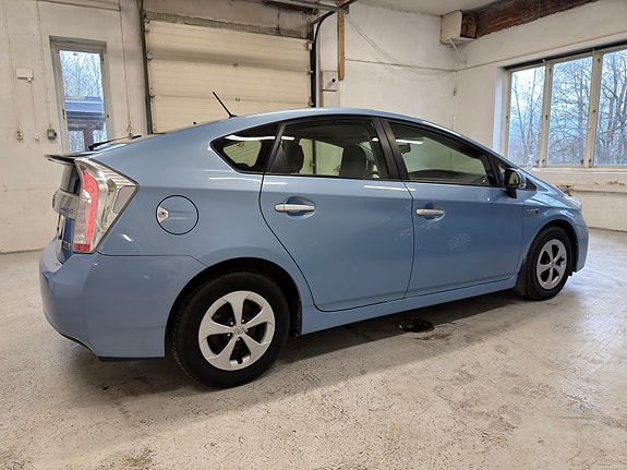 Toyota Prius Plug-in Hybrid 14 of 30