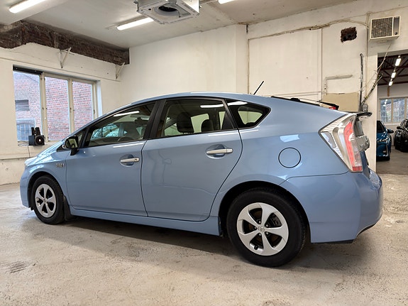 Toyota Prius Plug-in Hybrid 5 of 30