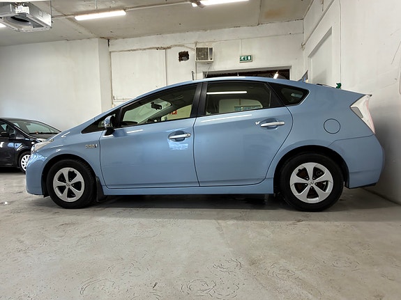 Toyota Prius Plug-in Hybrid 3 of 30