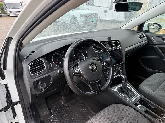 Volkswagen e-Golf VII 23 of 30