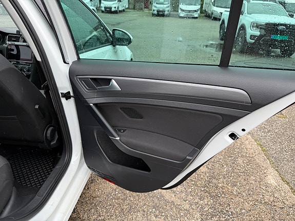 Volkswagen e-Golf VII 29 of 30