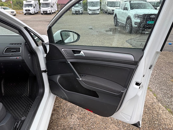 Volkswagen e-Golf VII 10 of 30