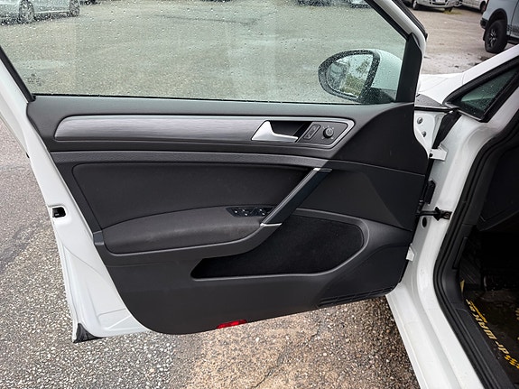 Volkswagen e-Golf VII 22 of 30