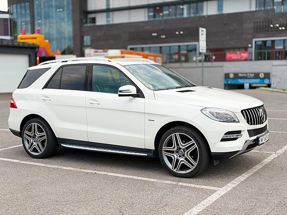 Mercedes-Benz ML250 2 of 7