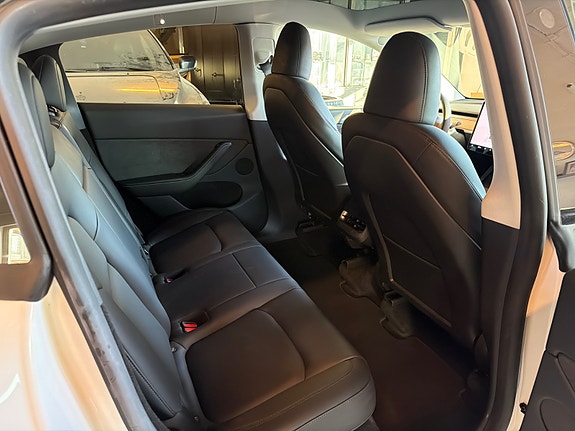 Tesla Model Y 12 of 17