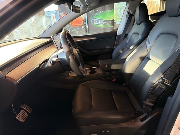 Tesla Model Y 6 of 17