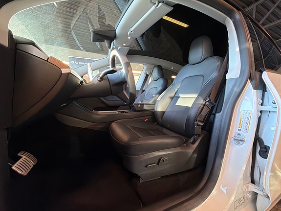 Tesla Model Y 7 of 17