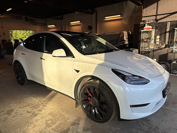 Tesla Model Y 5 of 17