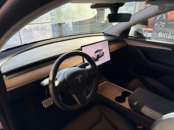Tesla Model Y 8 of 17