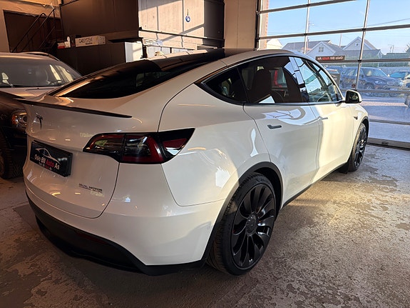 Tesla Model Y 4 of 17