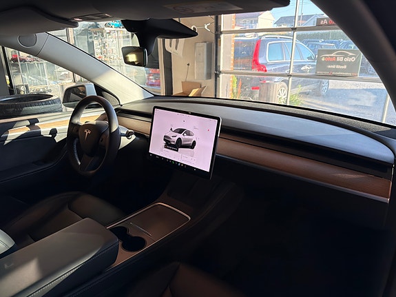 Tesla Model Y 14 of 17