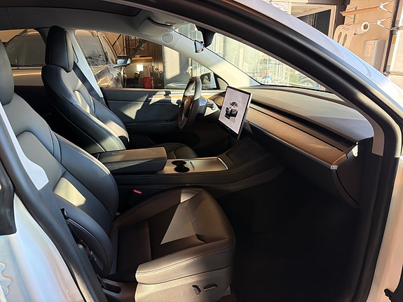 Tesla Model Y 13 of 17