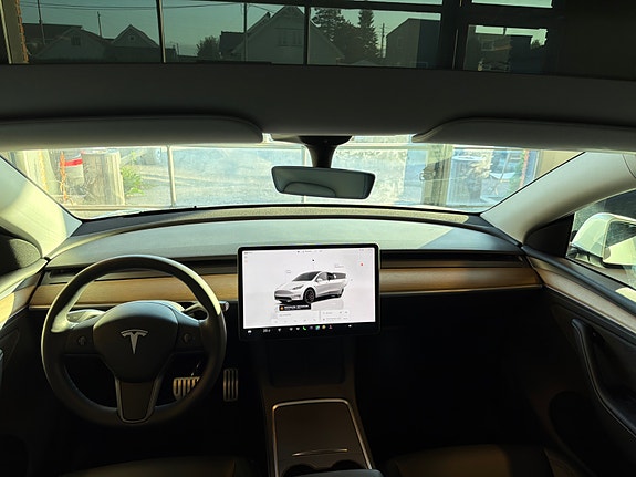 Tesla Model Y 9 of 17