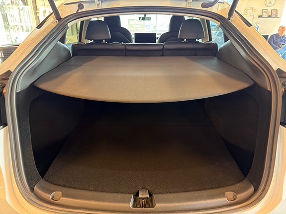 Tesla Model Y 10 of 17