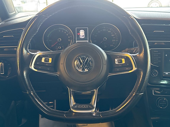 Volkswagen Golf VII 14 of 19