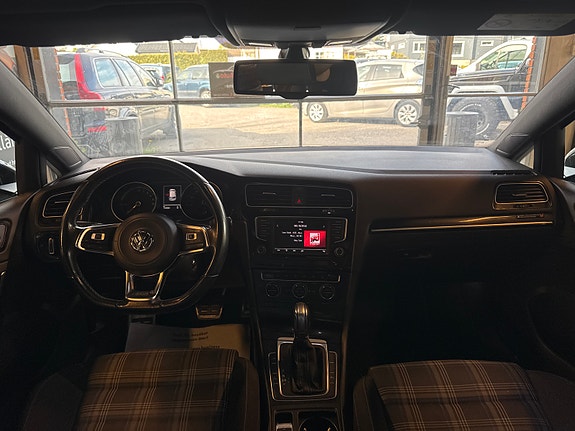Volkswagen Golf VII 12 of 19
