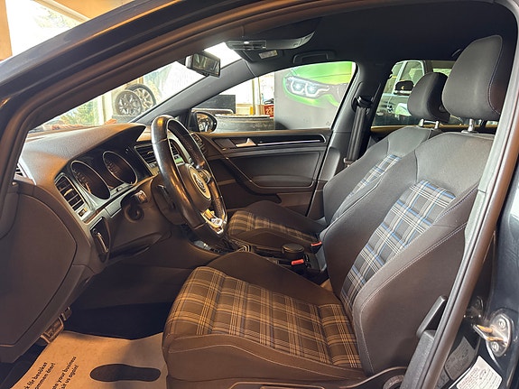 Volkswagen Golf VII 9 of 19