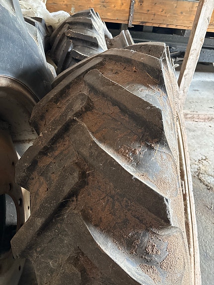 Underhaug vogner kort type 3m, valmet 16,9-30 tvillinghjul selges 8 of 9