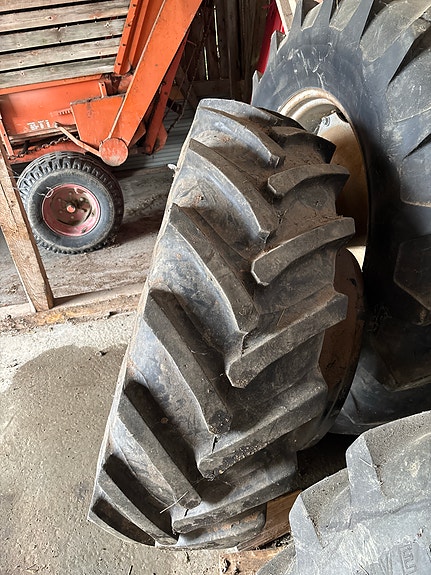 Underhaug vogner kort type 3m, valmet 16,9-30 tvillinghjul selges 9 of 9