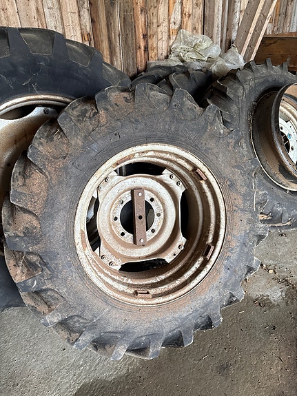 Underhaug vogner kort type 3m, valmet 16,9-30 tvillinghjul selges 7 of 9