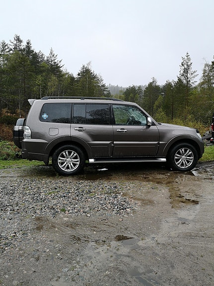 Mitsubishi Pajero 4 of 24