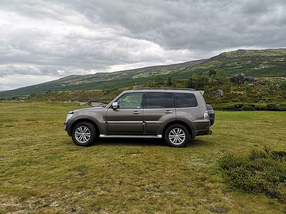 Mitsubishi Pajero 2 of 24