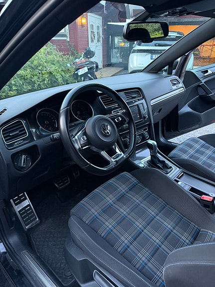 Volkswagen Golf VII 27 of 30