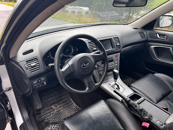 Subaru Legacy 9 of 18