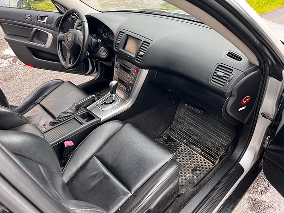 Subaru Legacy 10 of 18