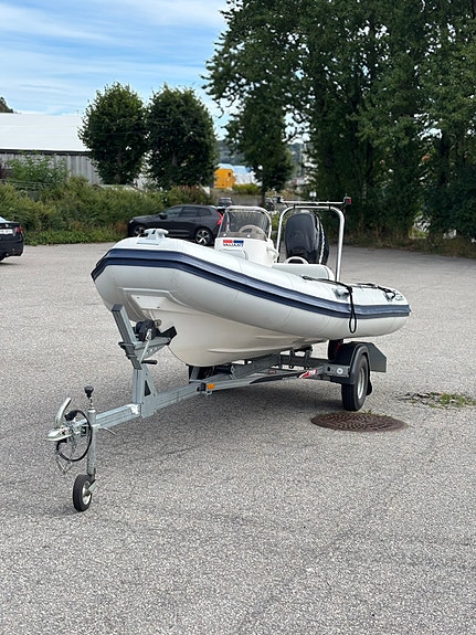 Valiant V-450 RIB 3 of 14