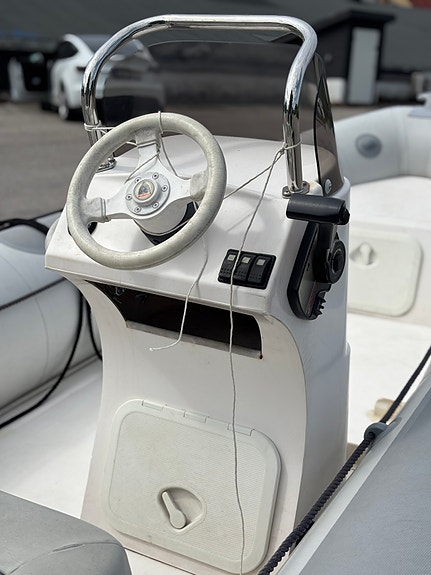 Valiant V-450 RIB 5 of 14