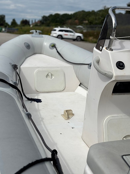 Valiant V-450 RIB 9 of 14