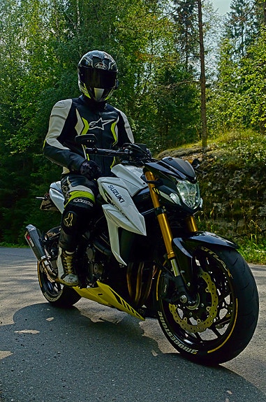 Suzuki GSX-S 750 2 of 18