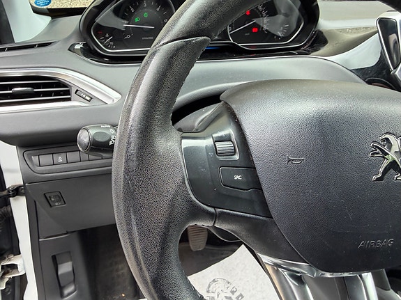 Peugeot 208 27 of 30