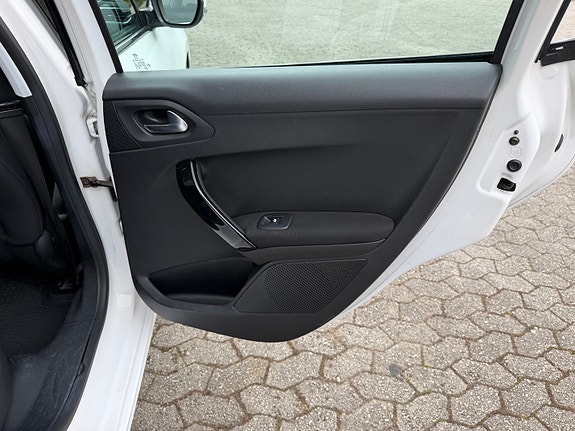 Peugeot 208 10 of 30