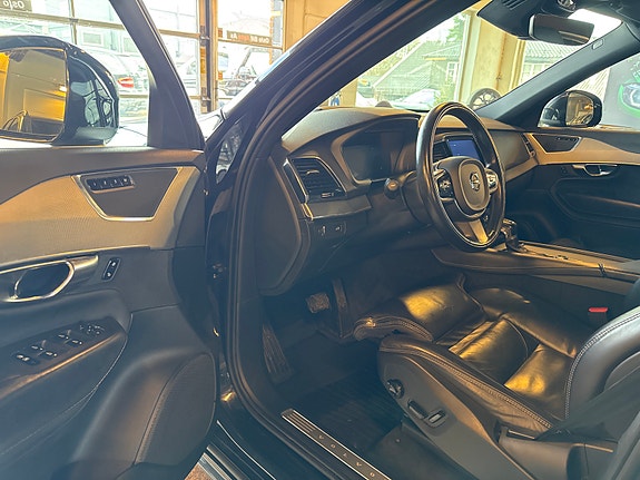Volvo XC90 10 of 30